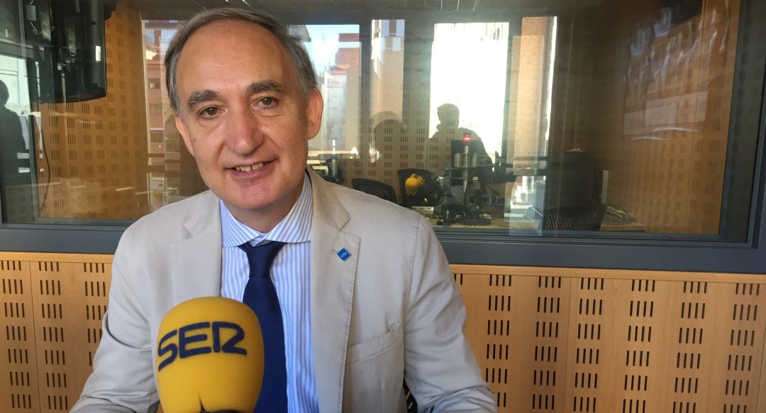 Antonio Largo Cabrerizo, rector de la Universidad de Valladolid, durante una entrevista en los estudios de la Cadena SER