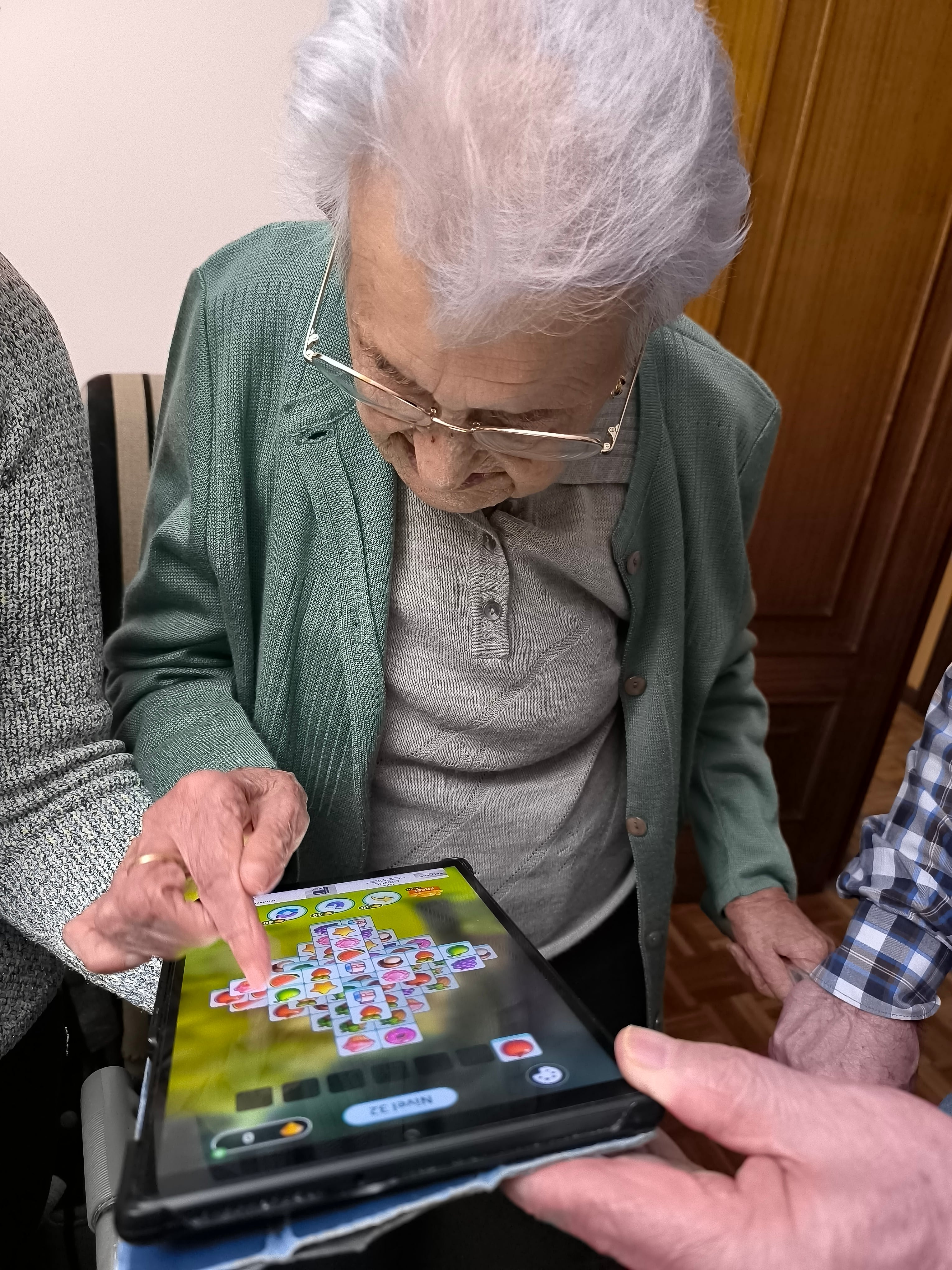 María jugando con la tablet