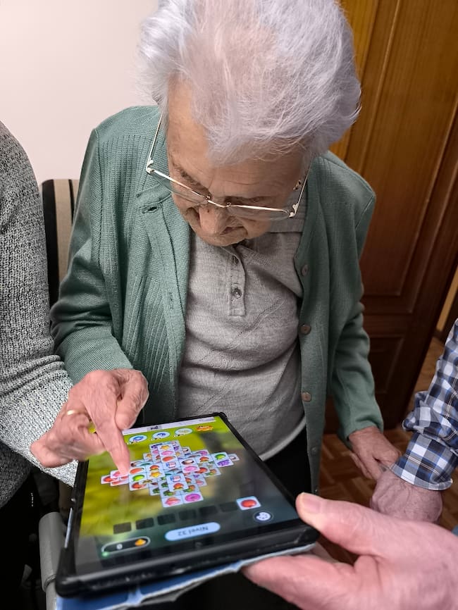 María jugando con la tablet