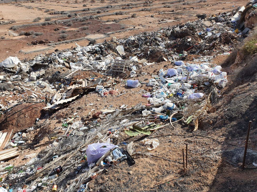 Una de las escombreras denunciadas.