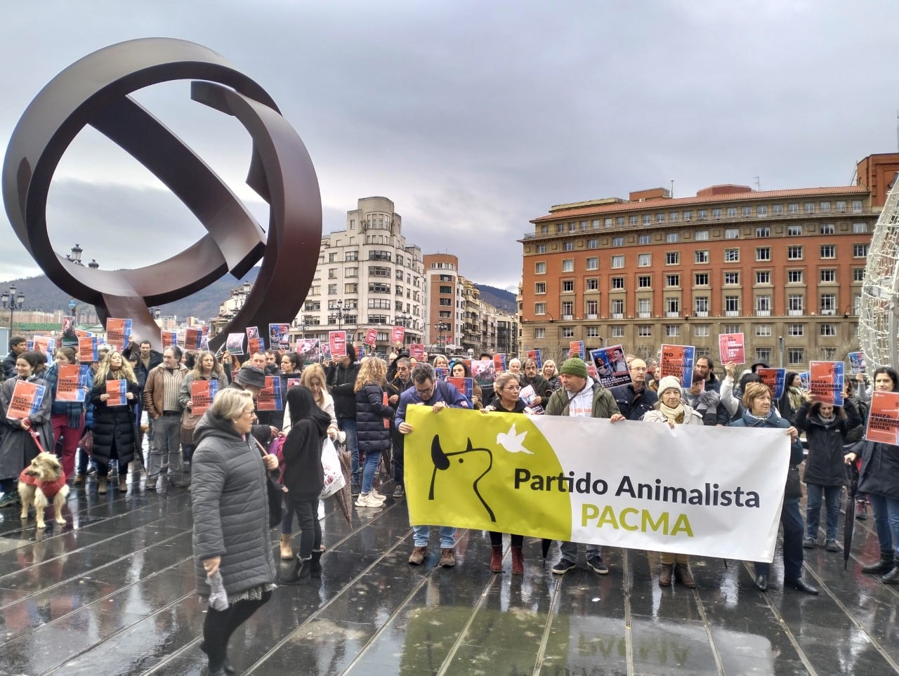 La concentración de PACMA en Bilbao, una de las 27 que se han celebrado de manera simultánea en diferentes puntos del país.