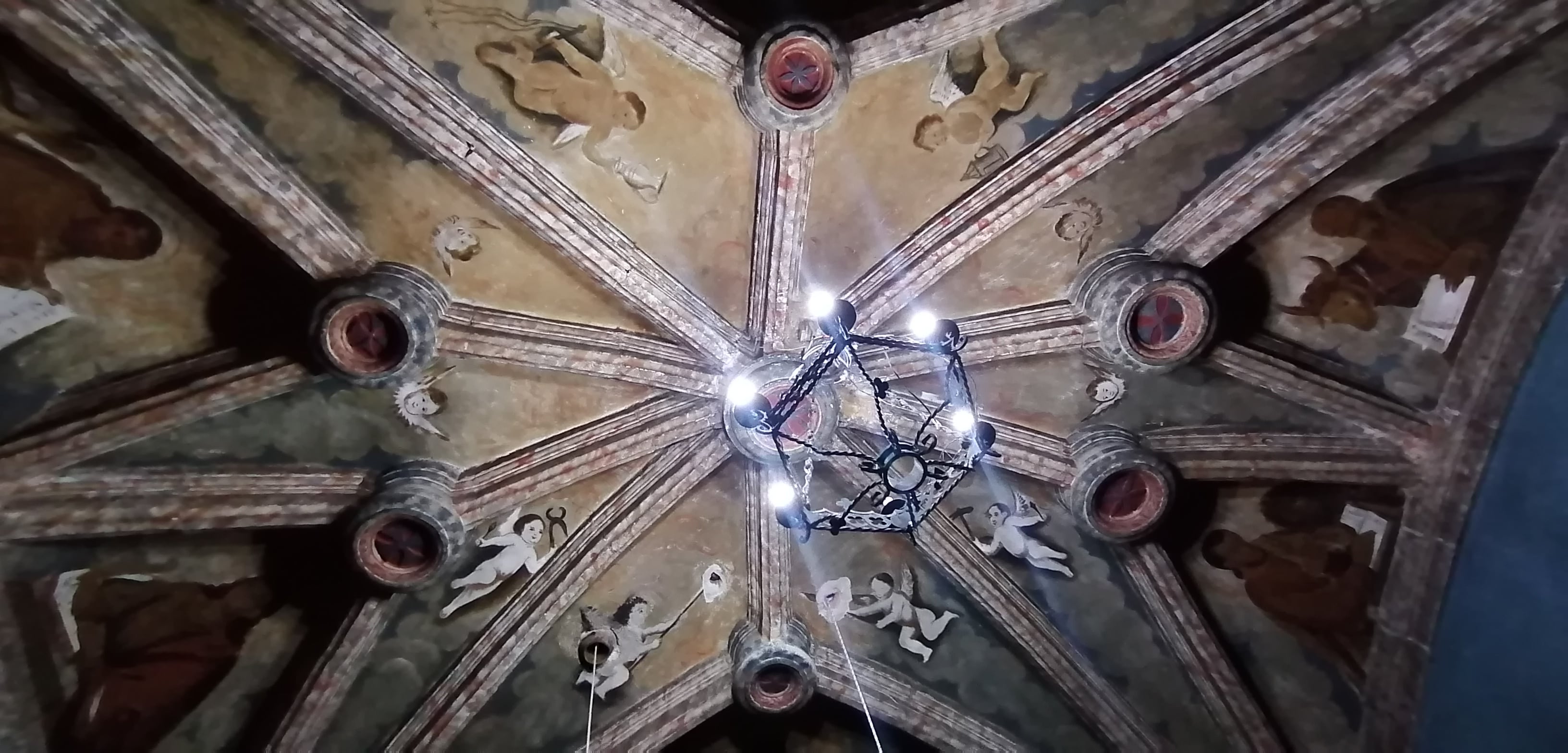 Interior de la iglesia de Cuevas de Velasco.