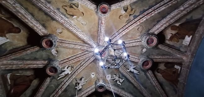 Interior de la iglesia de Cuevas de Velasco.