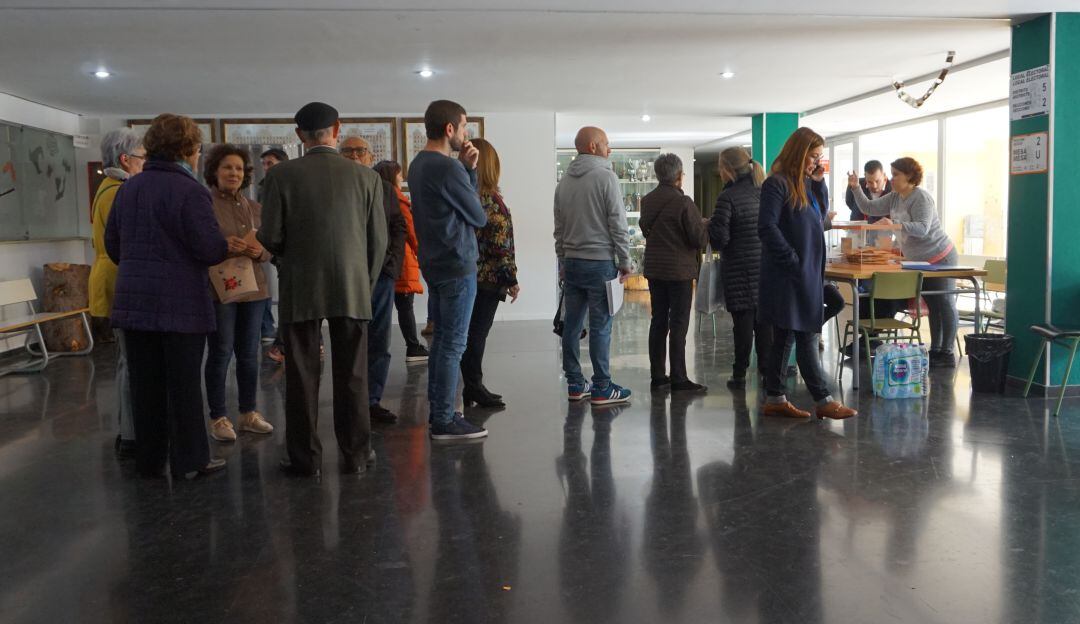 Votantes en un colegio electoral de Elda 