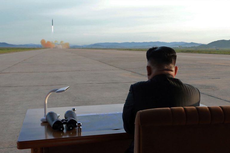Kim Jong Un observa el lanzamiento de un cohete. 