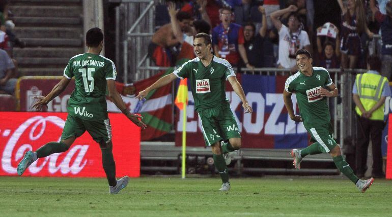 Gonzalo Escalante celebra su gol en Granada