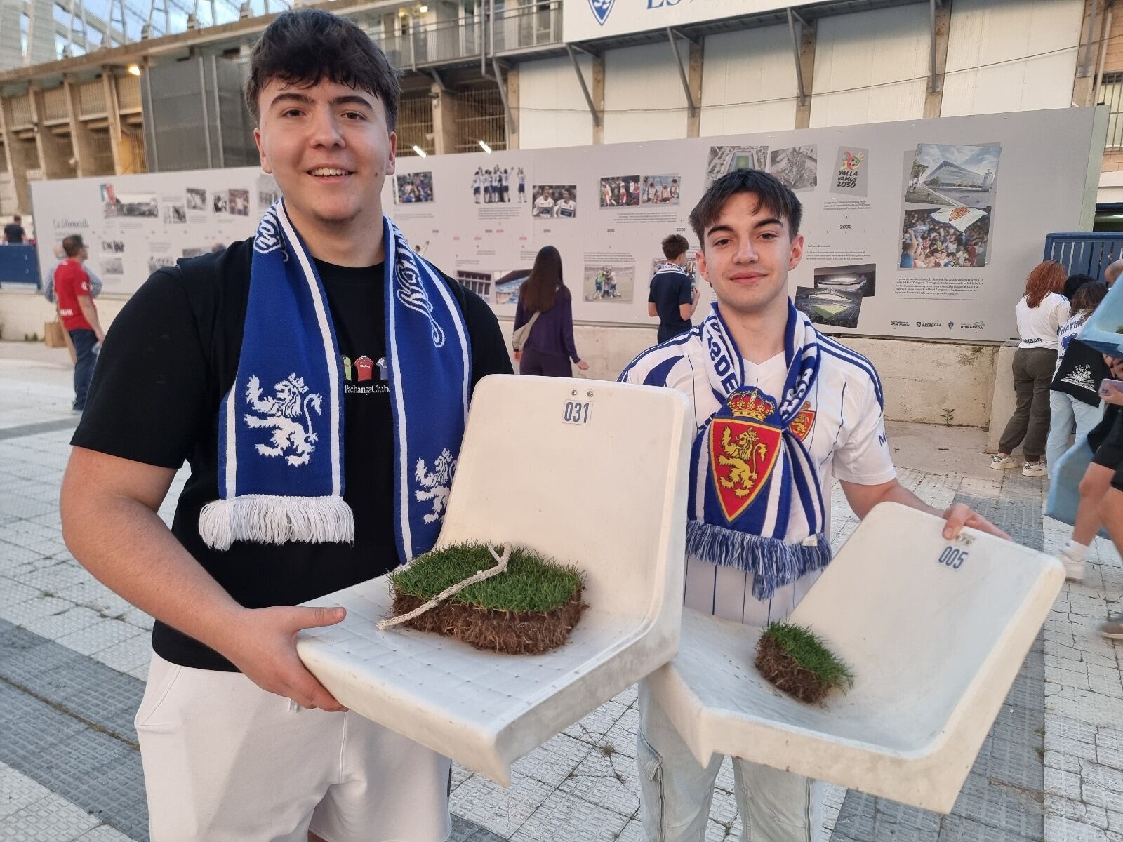 Los aficionados arrancan los asientos de la vieja Romareda