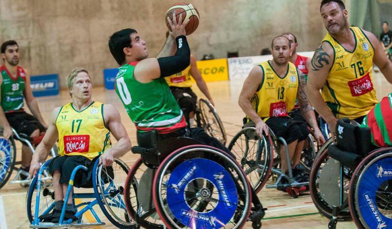 Derrota del Zuzenak Club contra el Clínicas Rincón en la primera jornada de División de Honor.