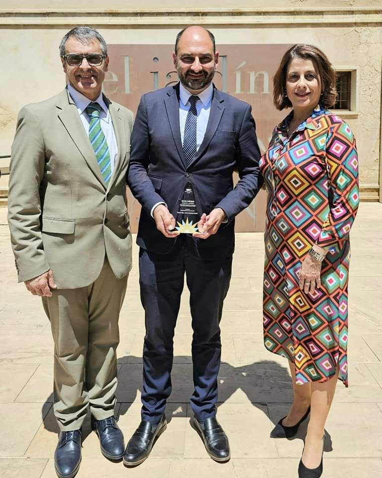 El presidente de la Ruta del Vino Somontano, Fernando Torres, ha recibido el reconocimiento. Foto: Ayuntamiento de Barbastro