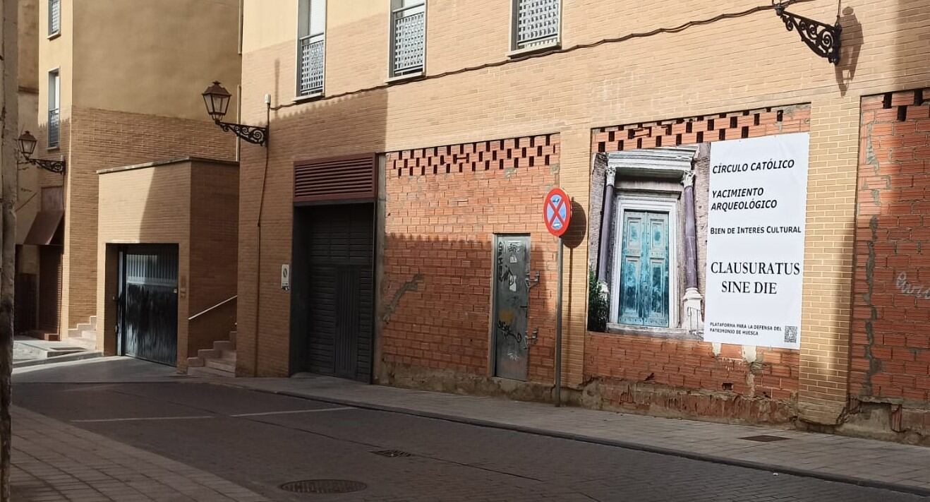 Cartel a las puertas del Círculo Católico