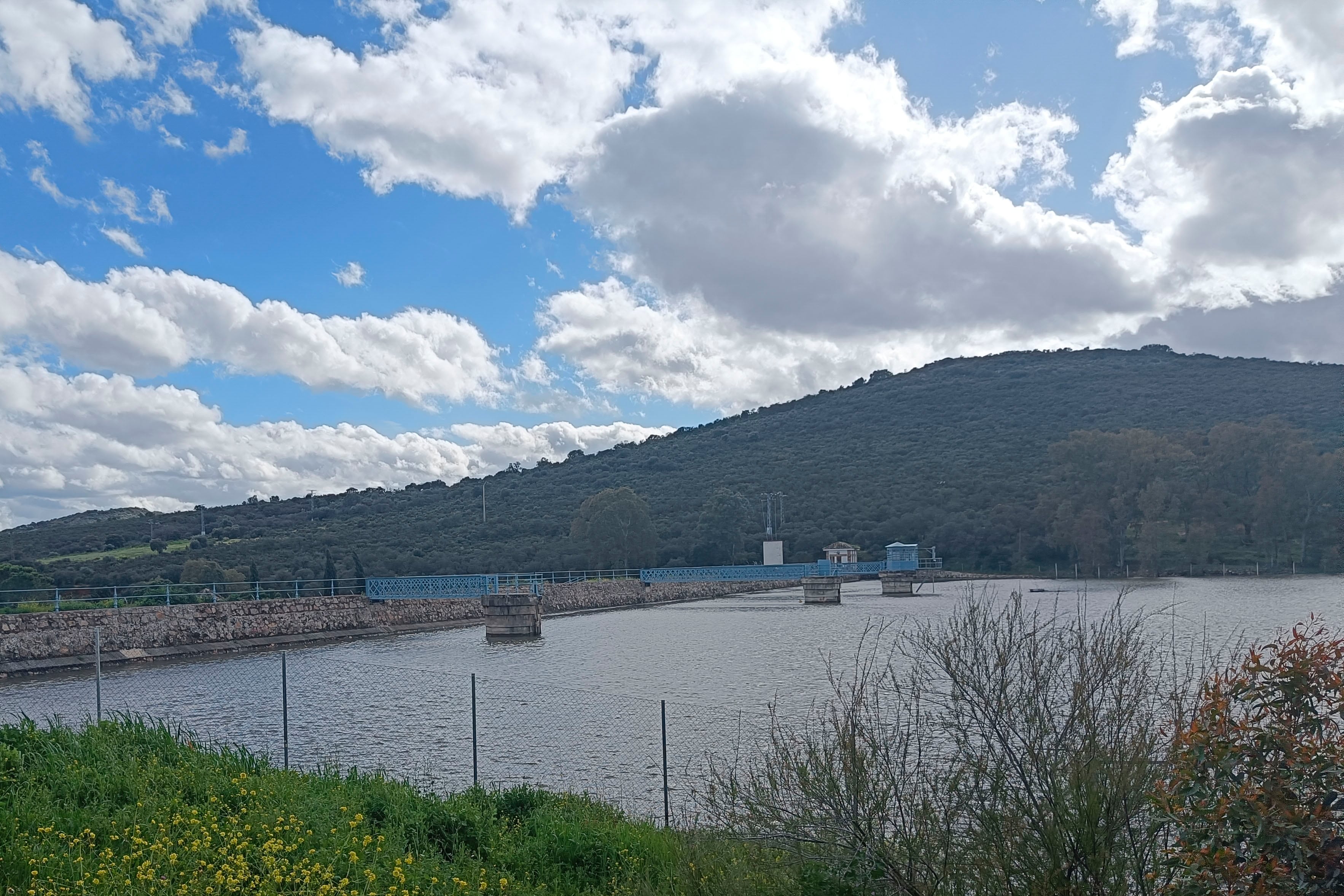 -FOTODELDÍA- CIUDAD REAL, 01/04/2024.- Vista este lunes del embalse de Gasset, en la provincia de Ciudad Real, queha alcanzado el 81,6 % de su capacidad total y ha comenzado a desembalsar agua para mantener los resguardos estacionales. EFE/ Beldad
