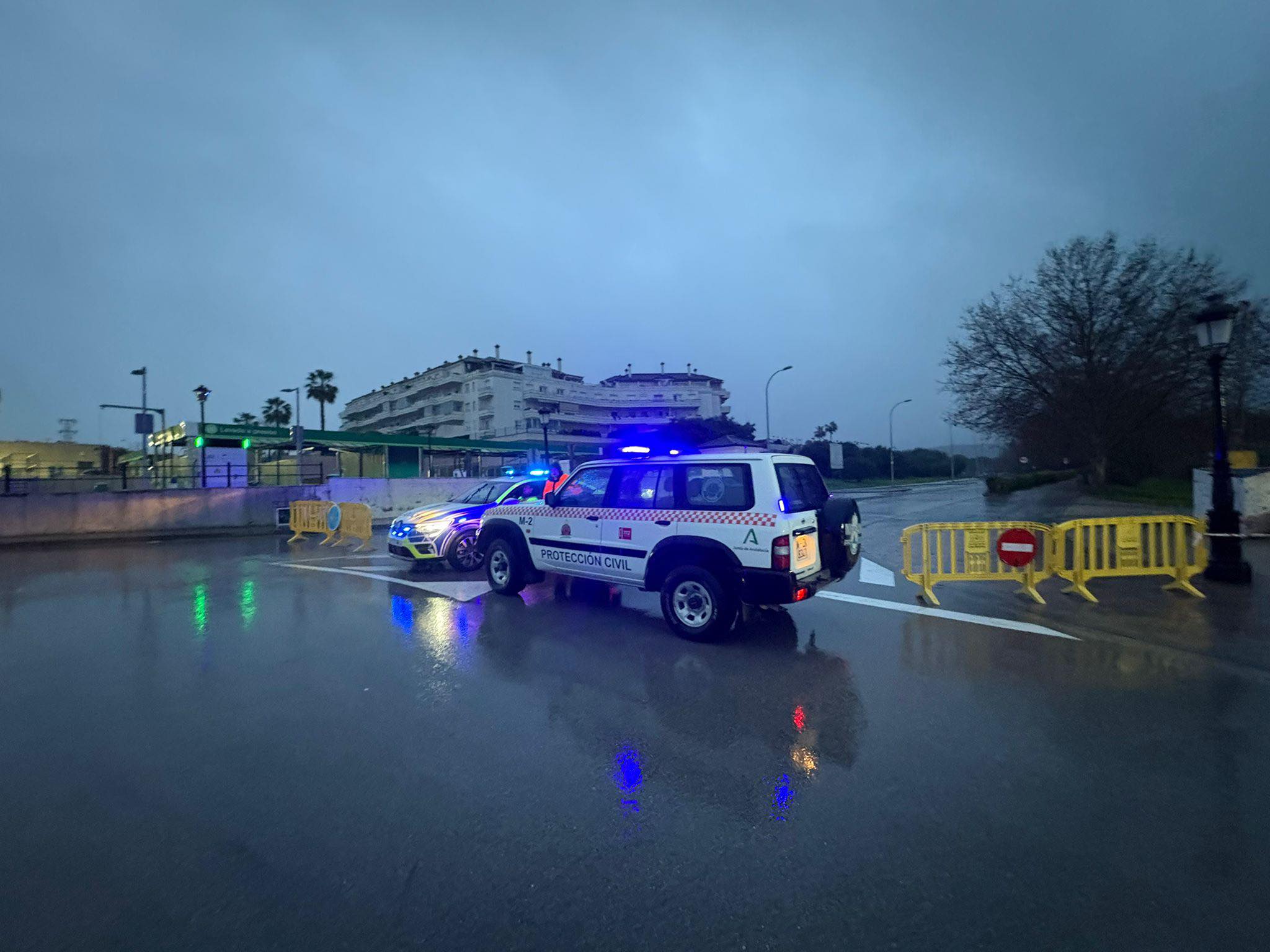 Carretera de acceso a Los Barrios, cortada al tráfico