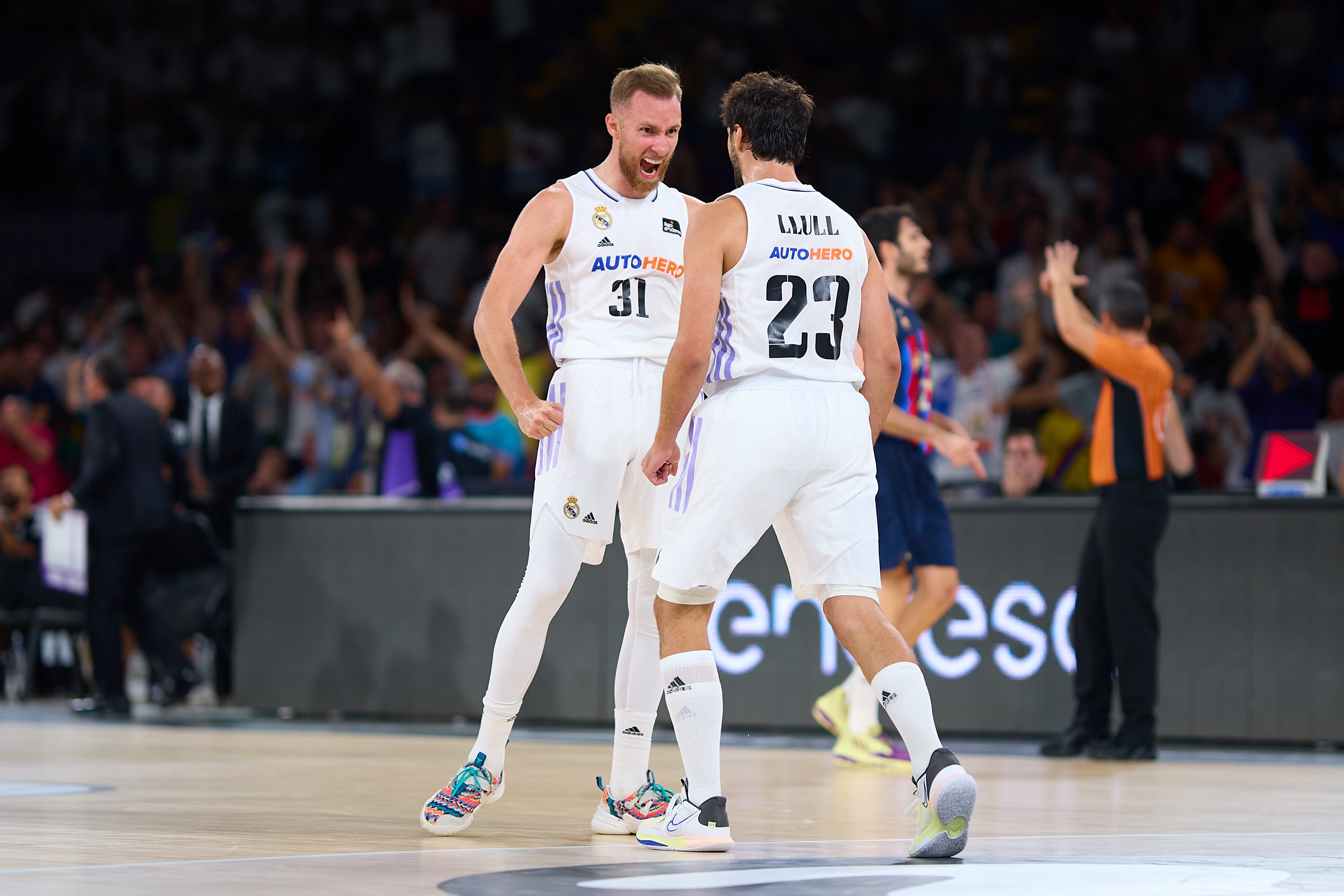 Musa y Llull celebran un punto en la final de la Supercopa.