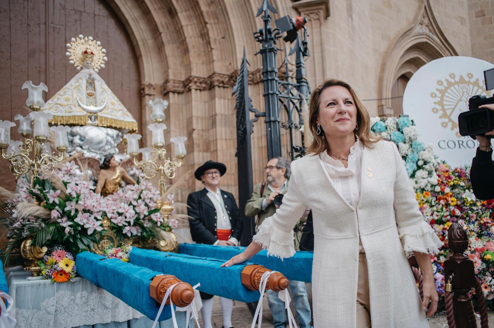La alcaldesa de la capital, Begoña Carrasco, junto a la Mare de Déu del Lledó