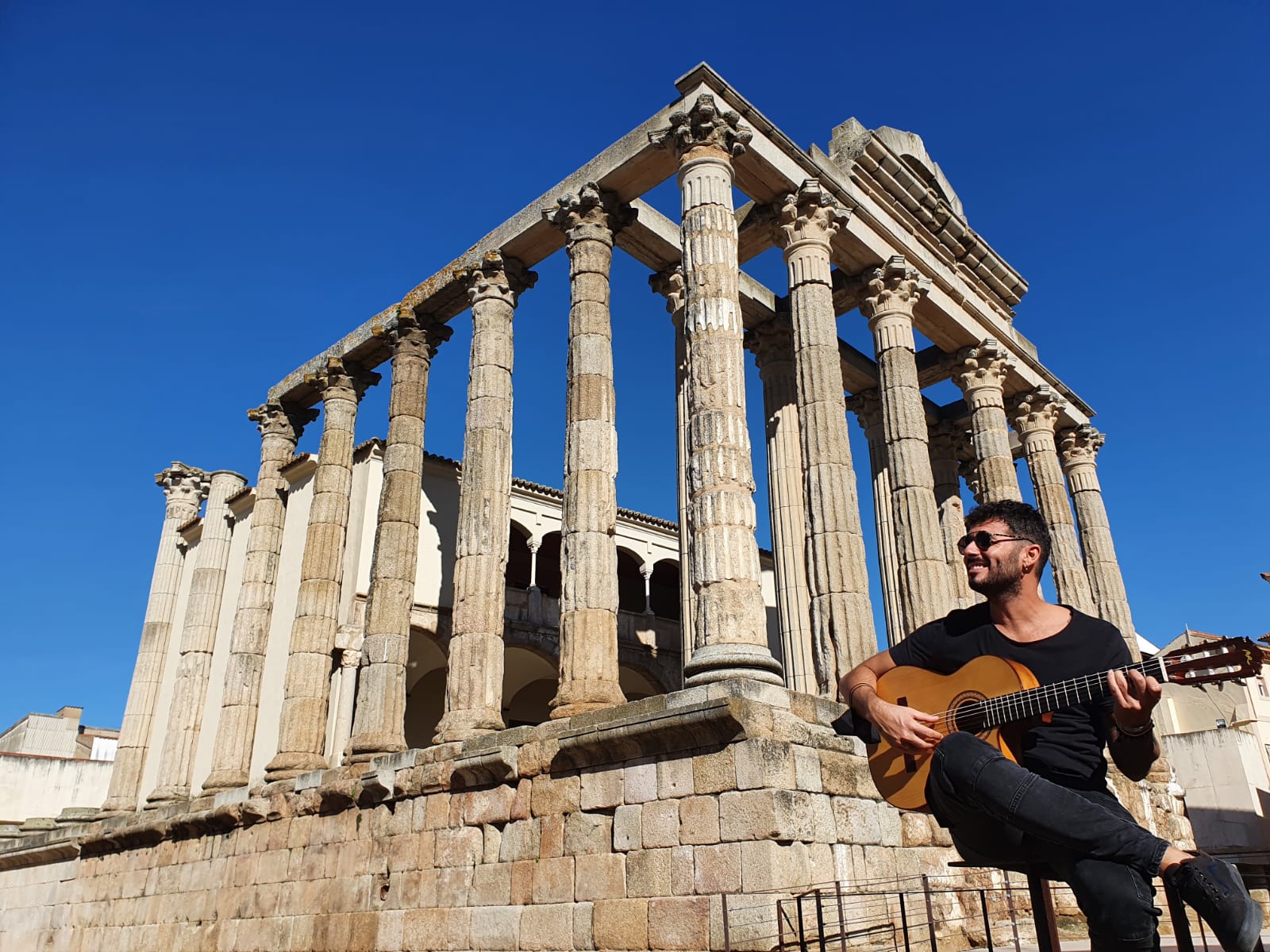 El cantante Antoñito Molina en el templo de Diana en su última visita a la ciudad en septiembre de 2023. Foto: Ayto. Mérida