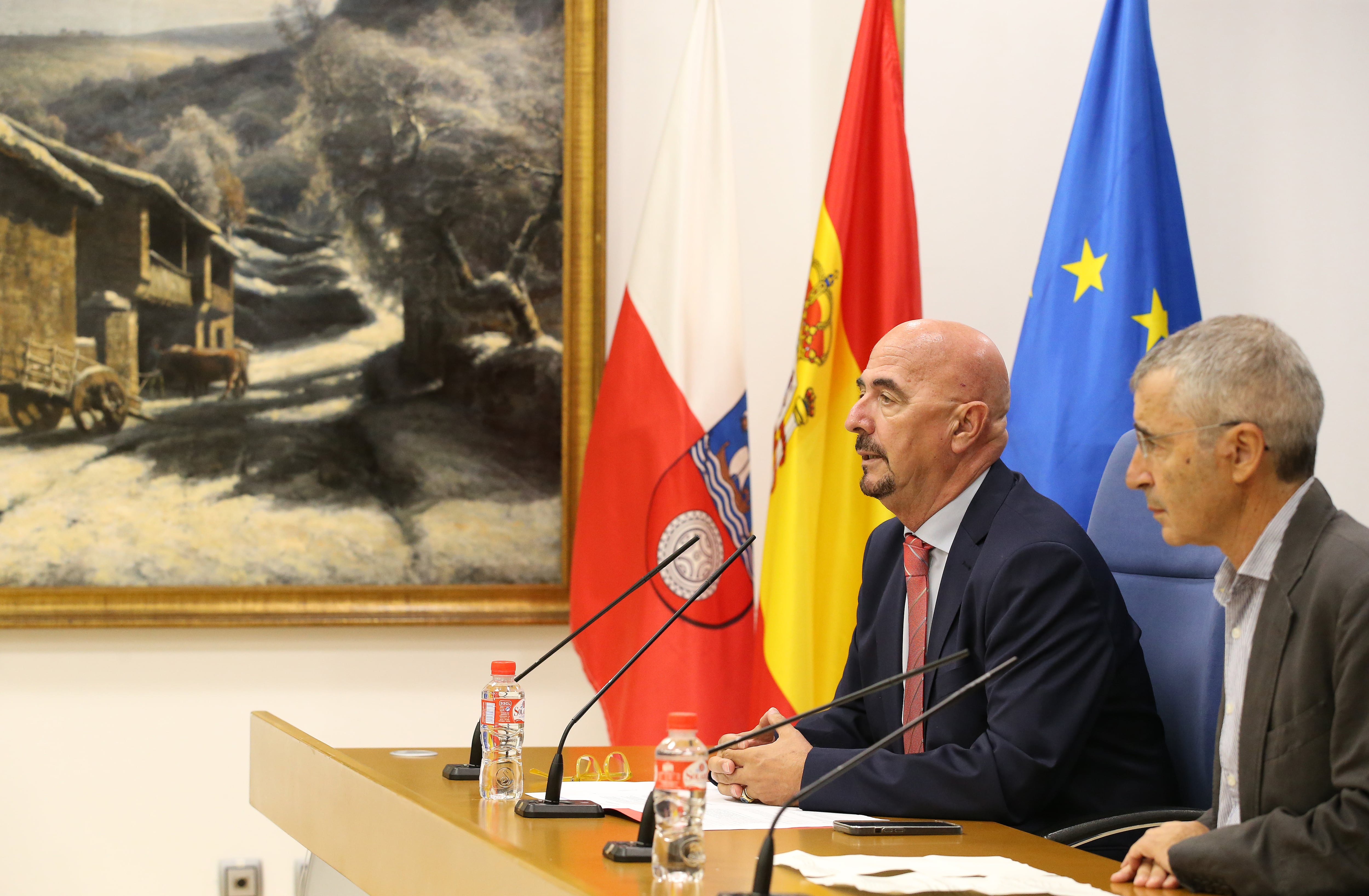 El consejero de Salud, César Pascual, y el gerente del Servicio Cántabro de Salud, Luis Carretero.