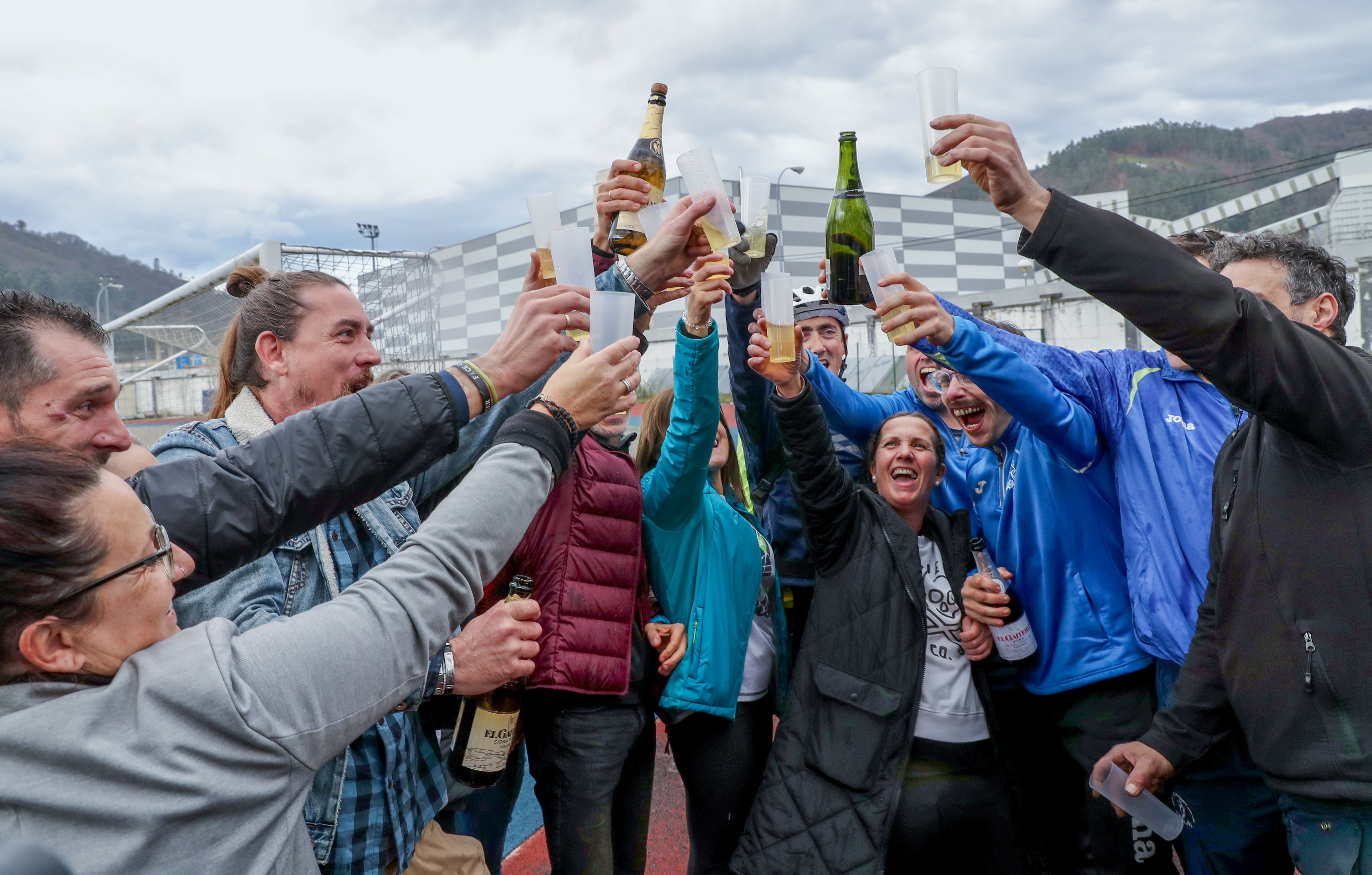 Miembros del Club Atletismo Mieres celebran el premio repartido en participaciones que fueron distribuidas principalmente en los municipios de Mieres, Aller y Lena. EFE/ J. L. Cereijido