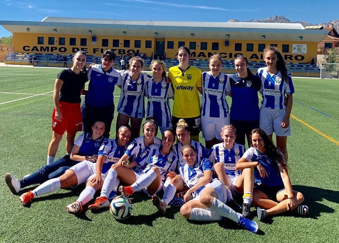 Las jugadoras del Leganés posan tras vencer (0-11) en el &#039;Amancio Amaro&#039; del Soto del Real