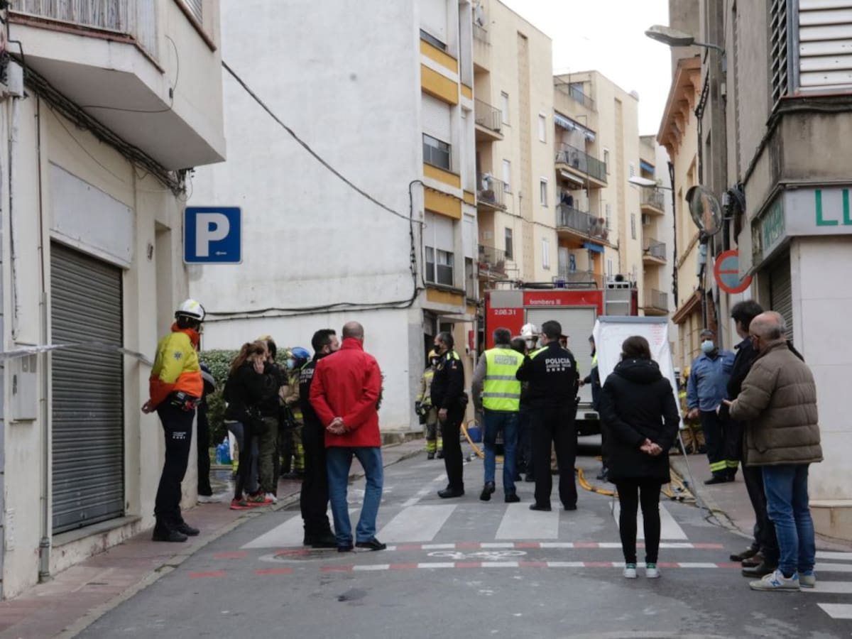 Dos morts en un incendi en els baixos d'un bloc de pisos a Cassà de la Selva