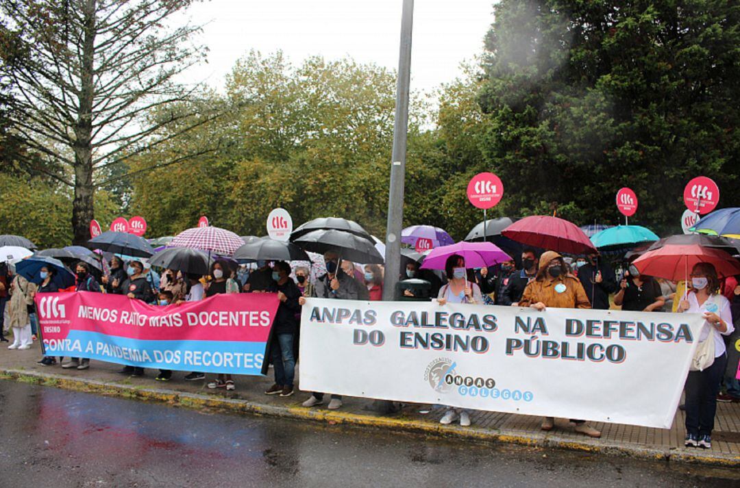 Representantes de Anpas de toda Galicia y la CIG Ensino en una concentración de protesta en Santiago.