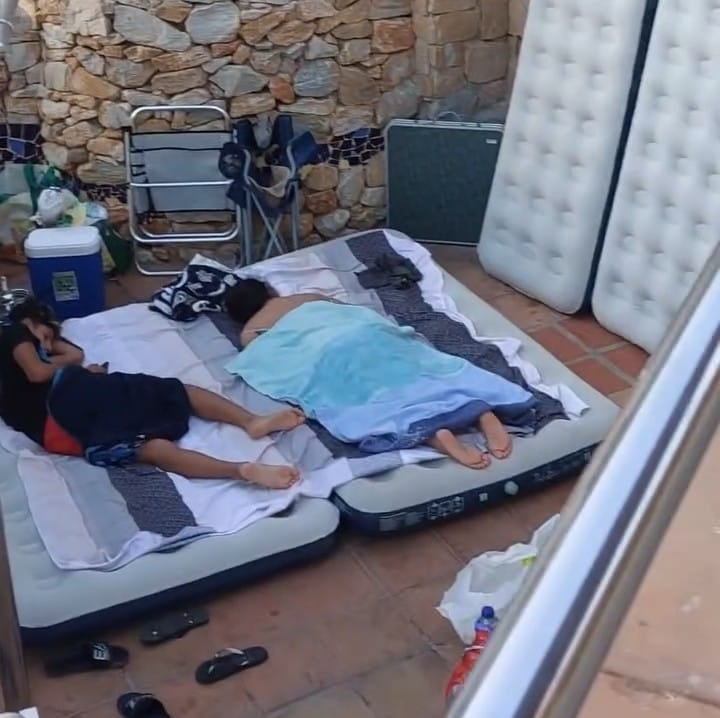 Personas durmiendo en un campamento improvisado en Cala Cortina
