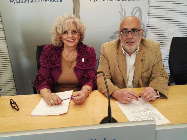 El concejal de Fiestas y la presidenta de la Casa de Andalucía