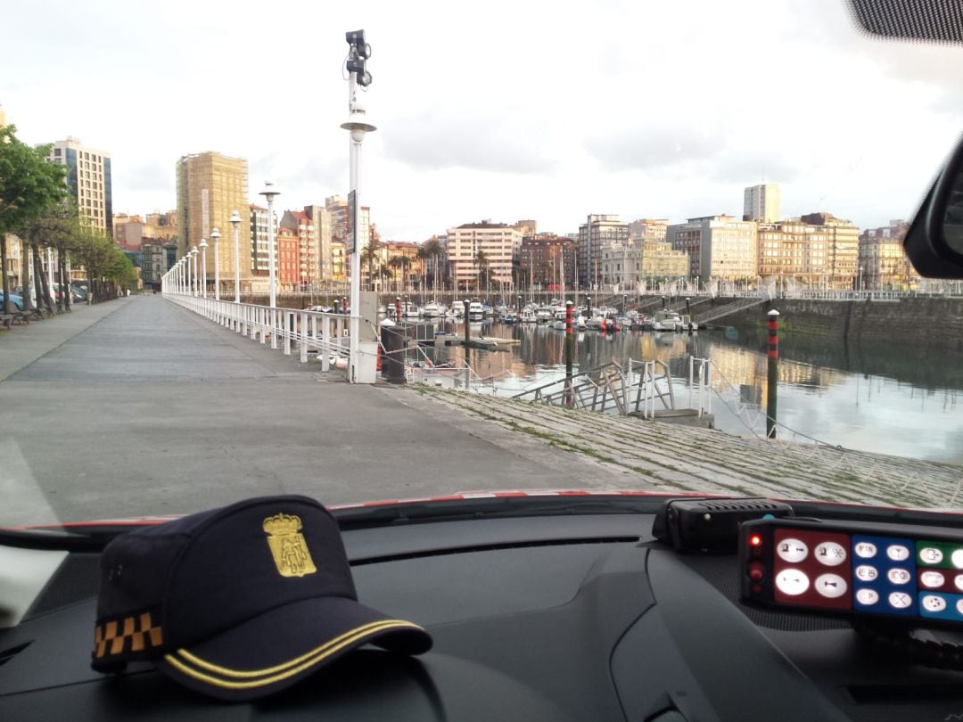 Interior de un coche patrullando la ciudad. 