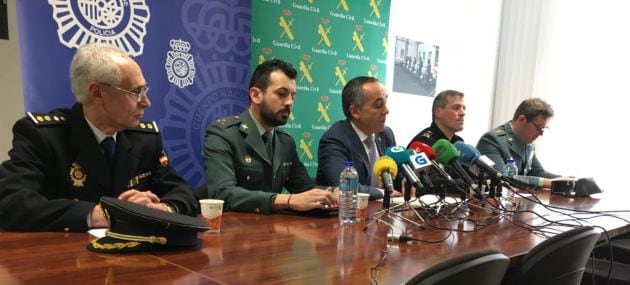 Miembros de la Guardia Civil de Lugo y de la Policía Nacional con el subdelegado del gobierno, Ramón Vázquez