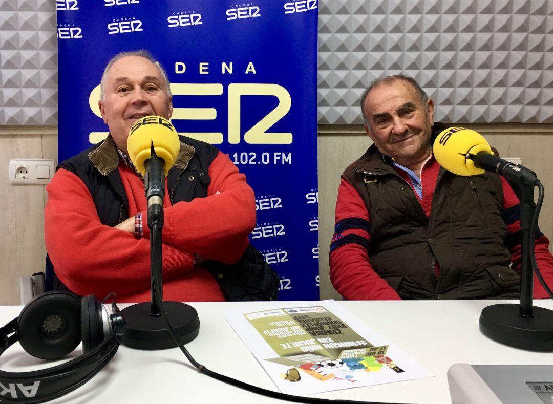 El presidente de la Asociación Pro-Cabalgata de Reyes de Motril, Manuel Martín junto con Jose Luis Nadal en los estudios de Radio Motril