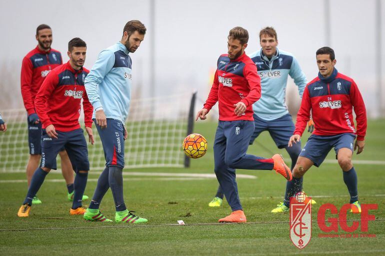 Los jugadores del Granada CF entrenan en su ciudad deportiva