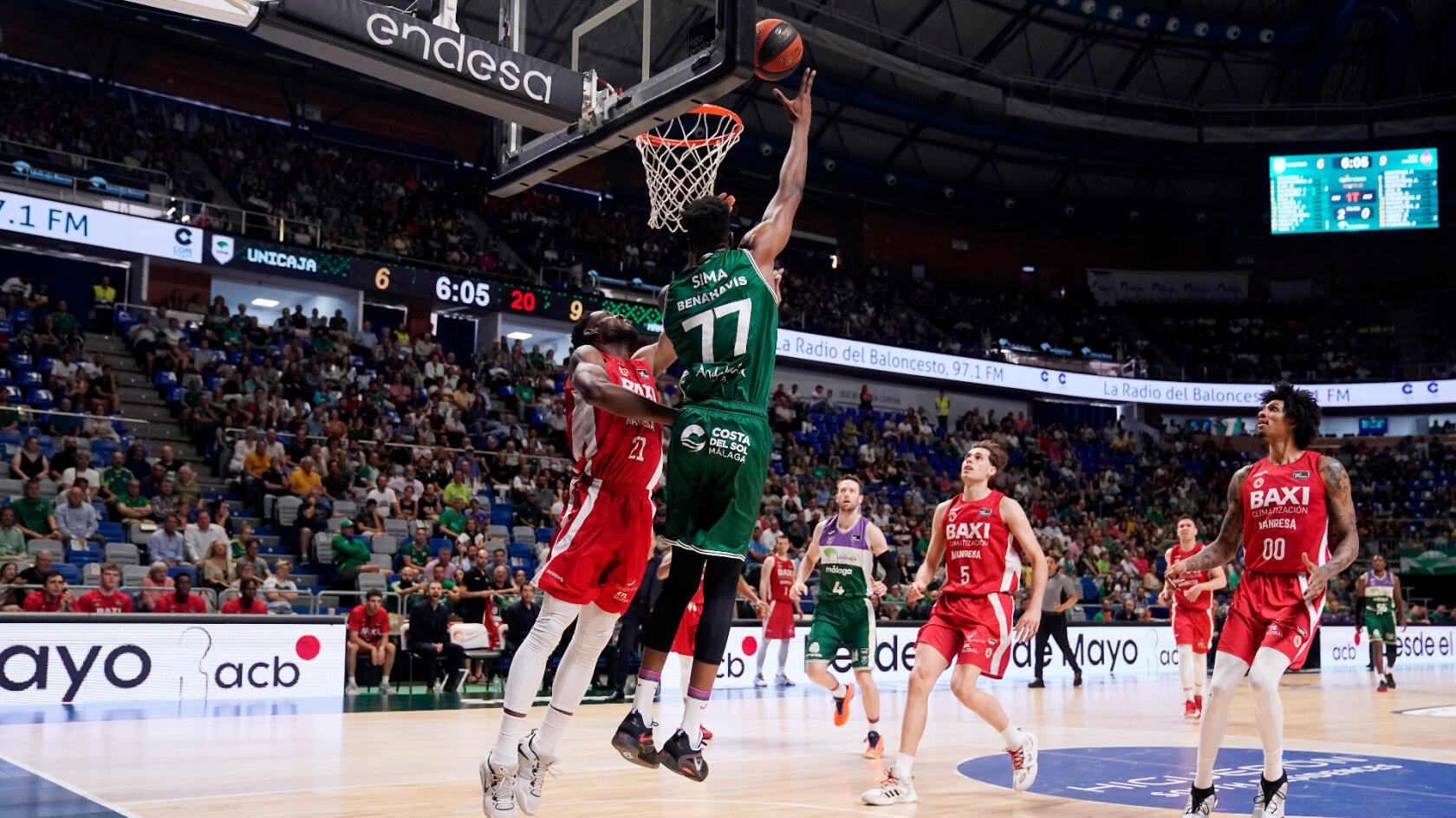 Sima intenta un gancho en el partido de la temporada pasada