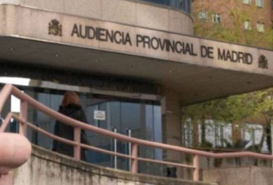 Puerta principal de la Audiencia Provincial de Madrid