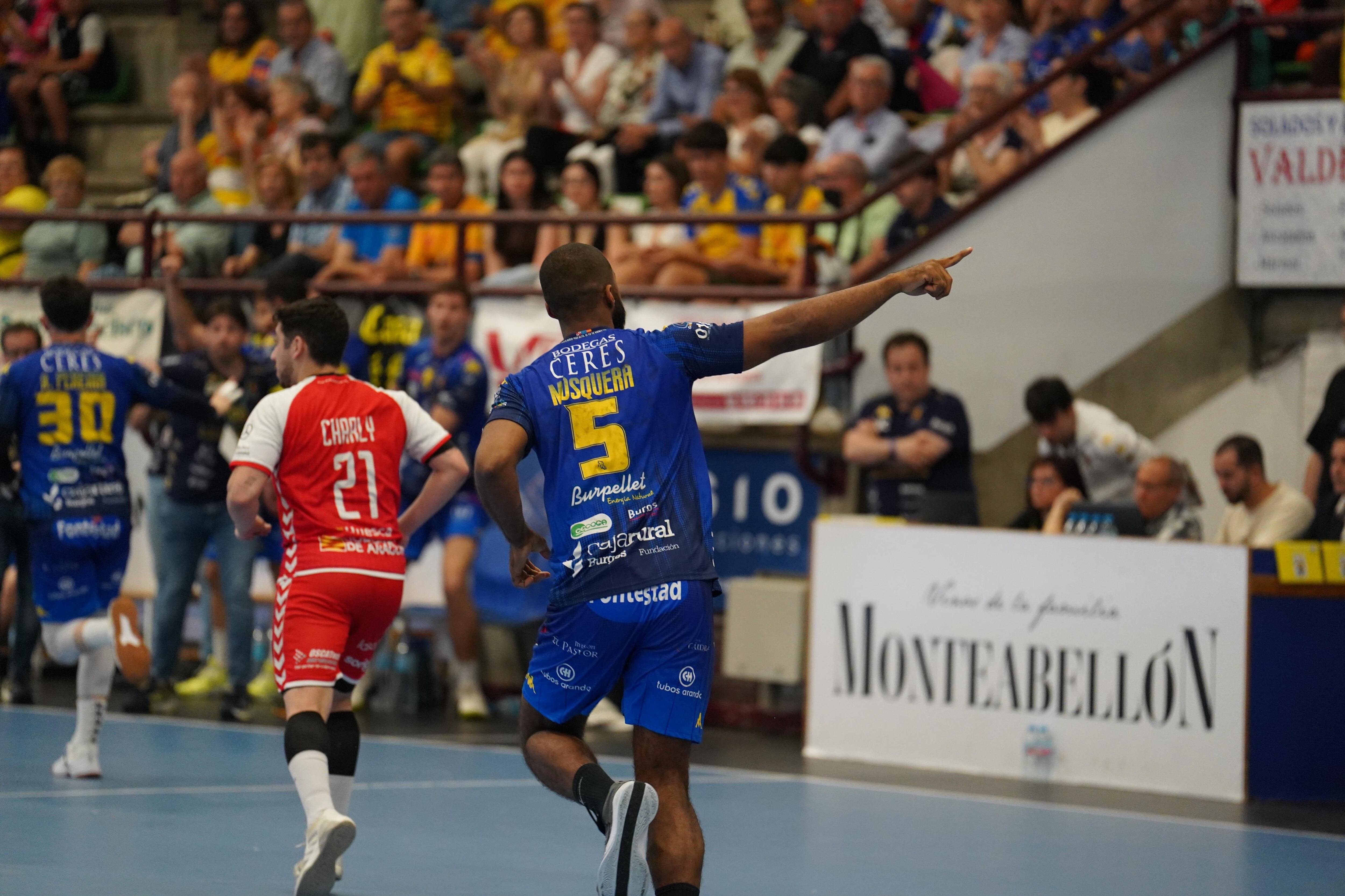 Mosquera celebra un gol