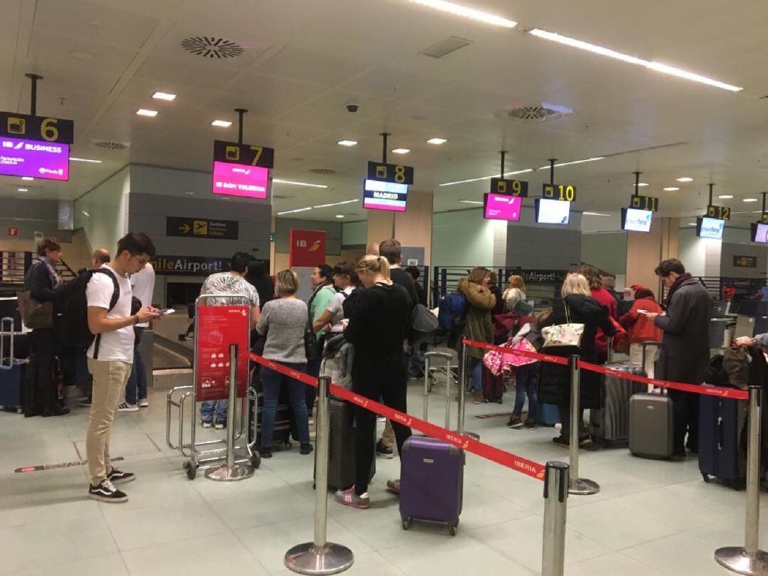 Los pasajeros en los mostradores de Iberia esperando información