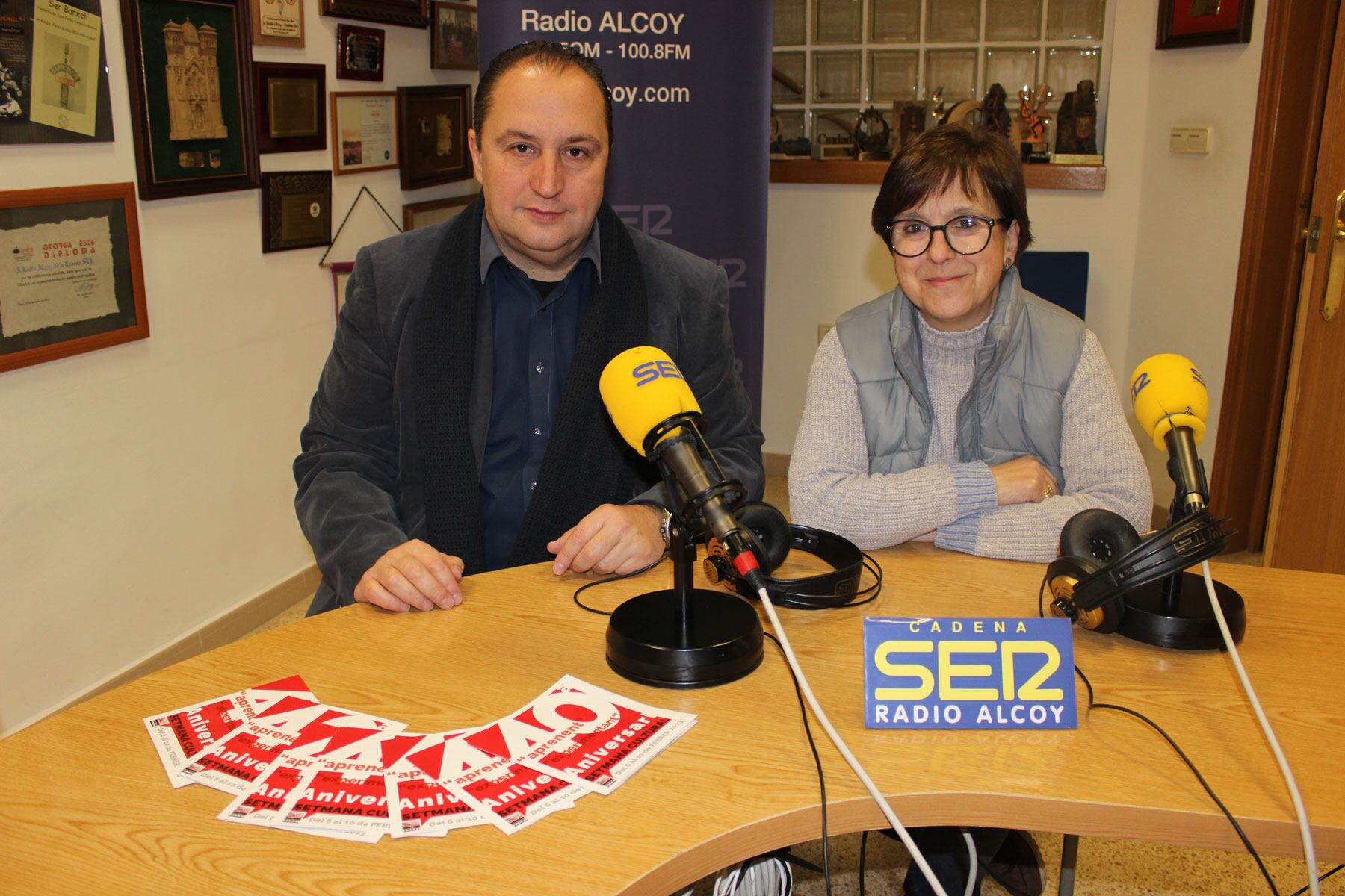 Toni González, director, i Tere Botella, vicedirectora, de l'IES Pare Vitòria en l'estudi central de Radio Alcoy
