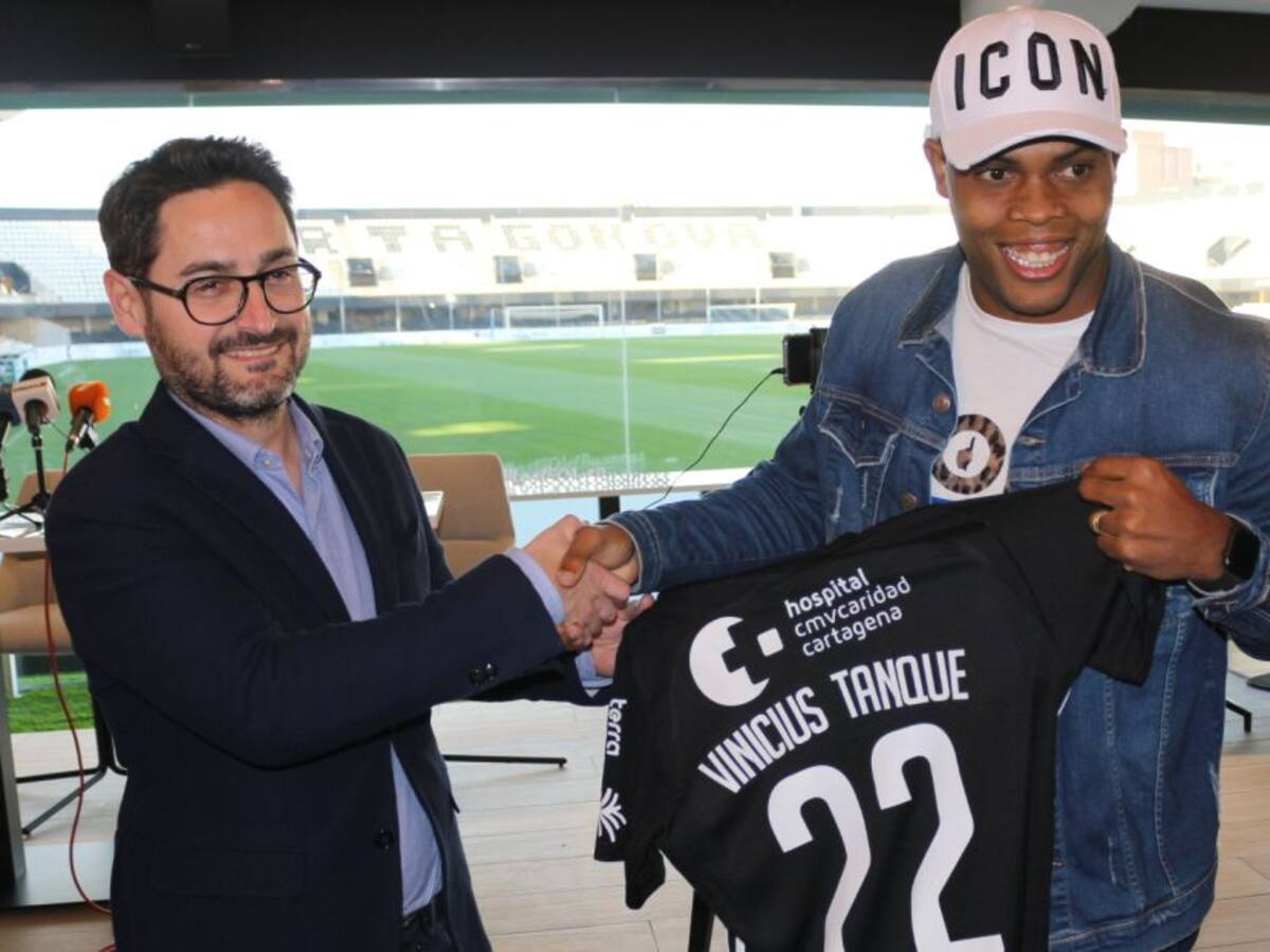 Vinicius Tanque ya posa con la albinegra