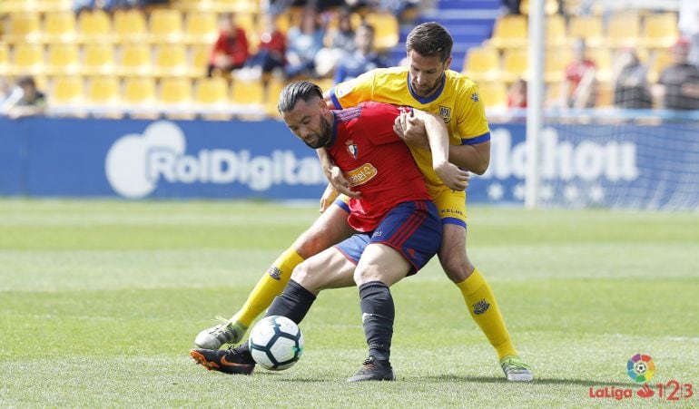 Jugada entre el Alcorcón y el Osasuna