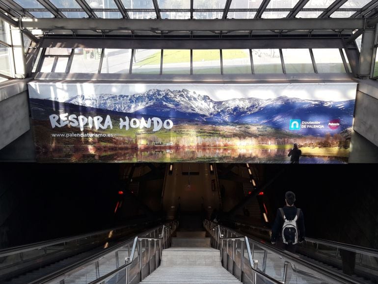 Lona colocada por la Diputación de Palencia en el Metro de Bilbao