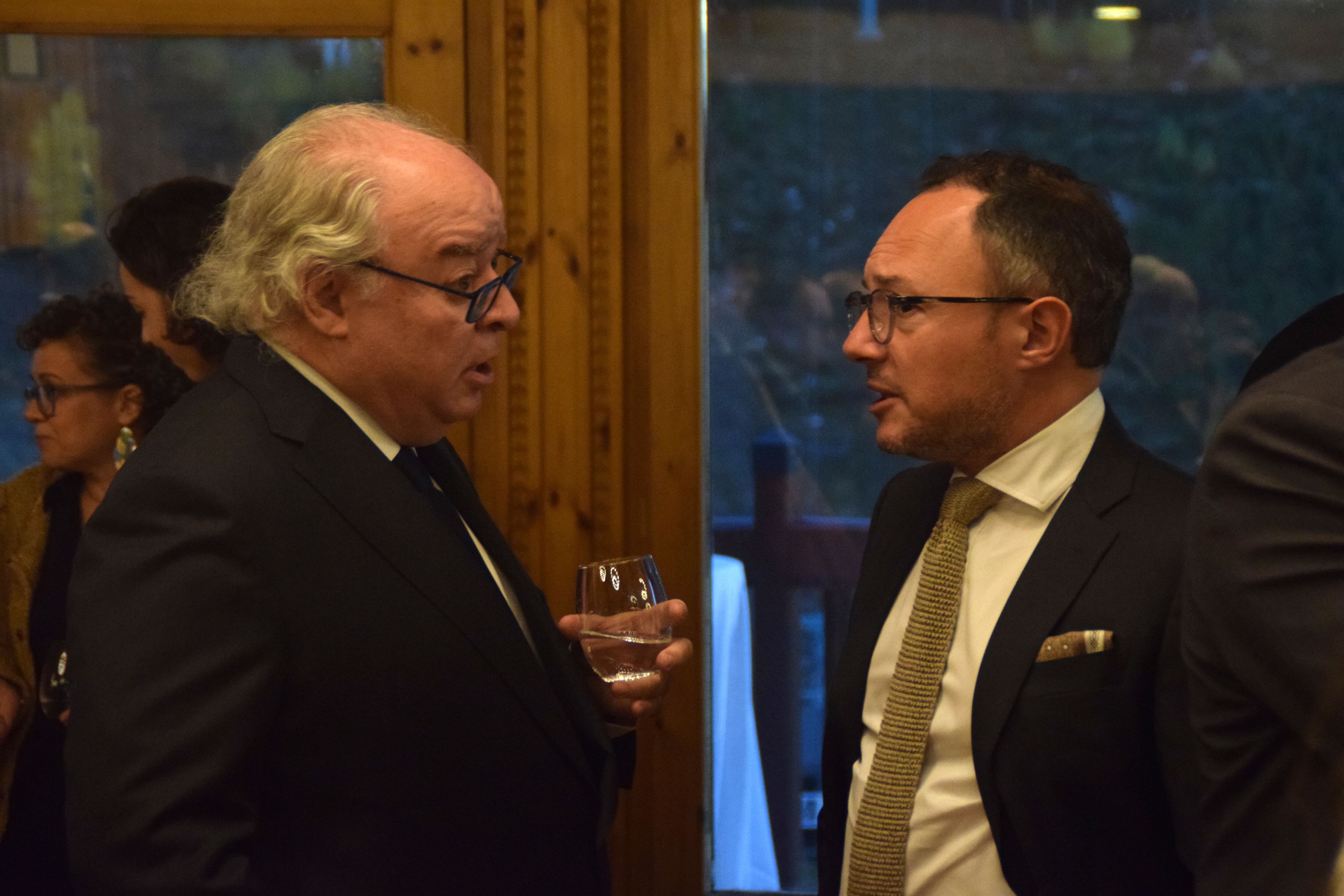 El cap de Govern, Xavier Espot, conversa amb l'ambaixador espanyol a Andorra, Carlos Pérez-Desoy, durant la recepció del Dia de la Hispanitat.