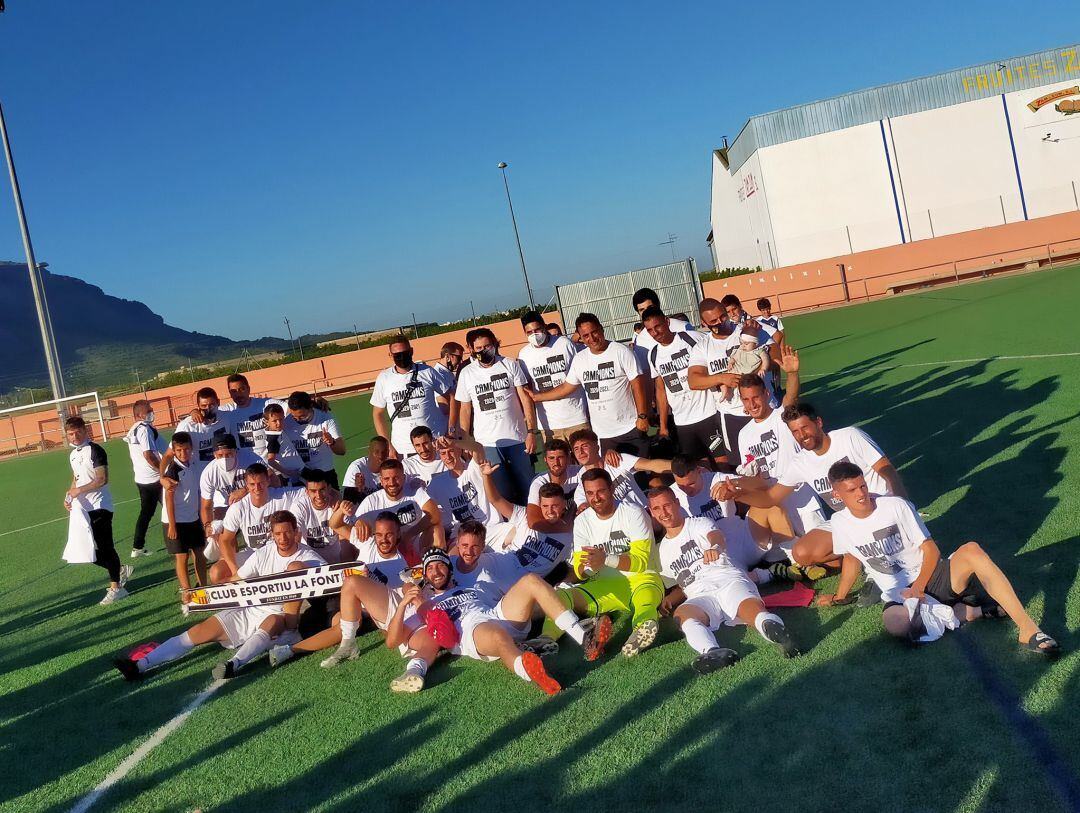 Los jugadores de La Font celebran el campeonato y el ascenso a Preferente