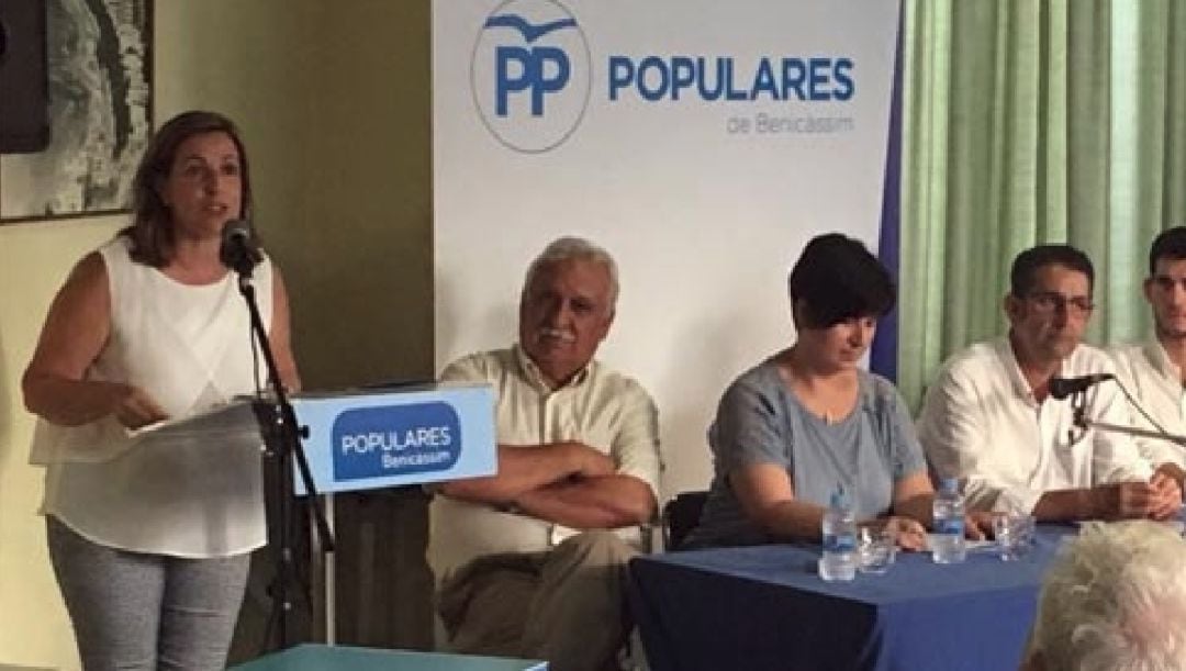 Susana Marqués en una conferencia y Javier Alonso, el tercero por la izquierda, sentado en una mesa