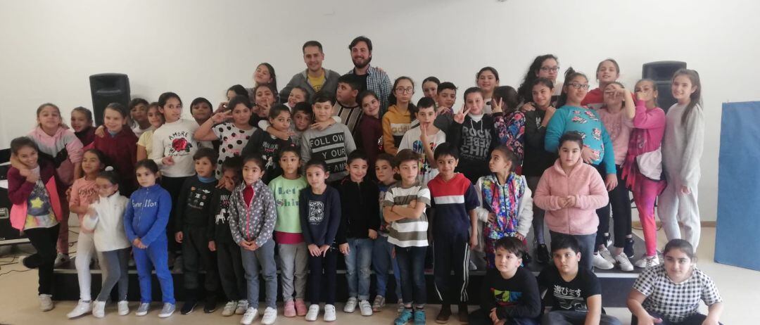 Algunos de los componentes del coro flamenco del CEIP Santa Teresa Doctora de Linares.