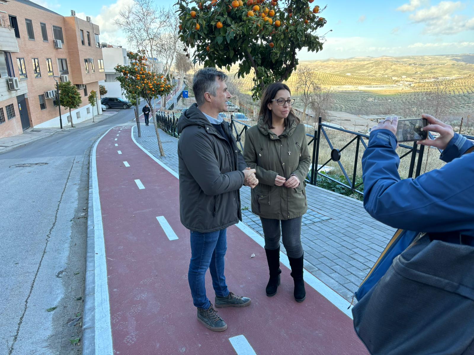 Los diputados José Luis Agea y África Colomo en el vial ciclista de Ronda de la Misericordia, en Jaén.