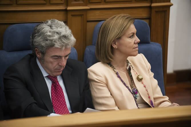 La presidenta de Castilla-La Mancha, María Dolores de Cospedal, junto al consejero de Presidencia, Leandro Esteban, durante el pleno de las Cortes de Castilla-La Mancha