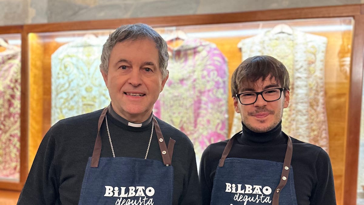 El obispo de Bilbao cocina con el delantal de la Cadena SER