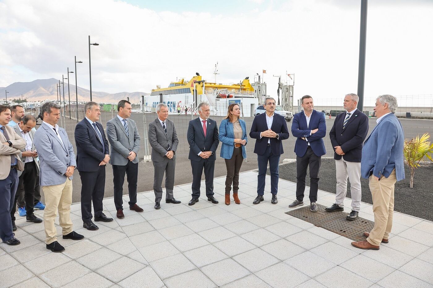 Autoridades presentes en la inauguración del renovado puerto de Playa Blanca.