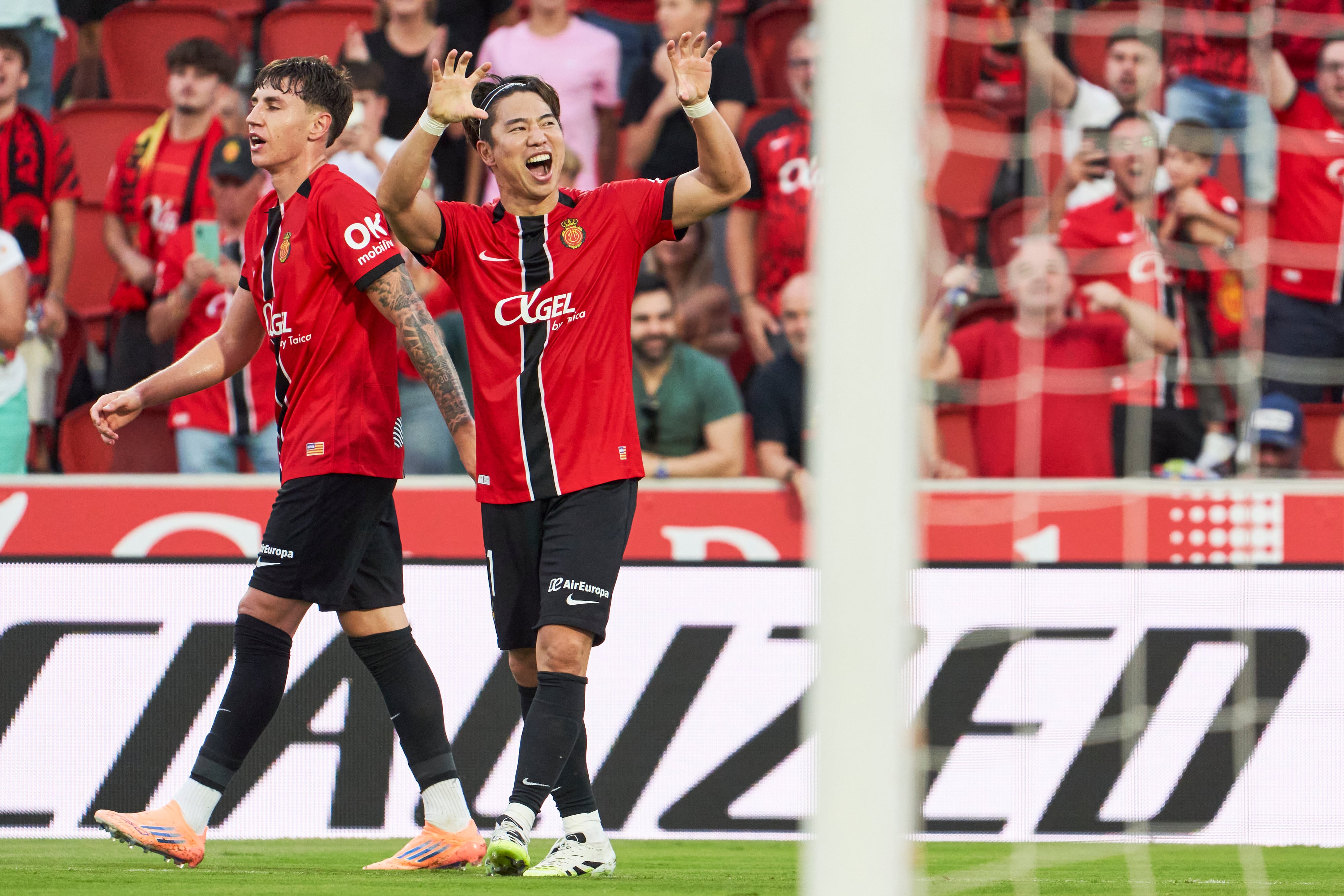 MALLORCA, SPAIN - SEPTEMBER 27: Takuma Asano of RCD Mallorca celebrates scoring his team´s first goal during the LaLiga EA Sports match between RCD Mallorca and Deportivo Alaves at Estadio de Son Moix on September 27, 2025 in Mallorca, Spain. (Photo by Rafa Babot/Getty Images)