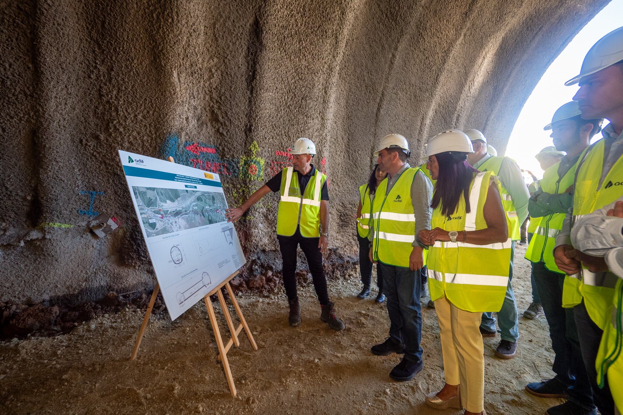 El Delegado del Gobierno en Galicia, Pedrdo Blanco, durante la visita a las obras del túnel de Oural (Sarria)