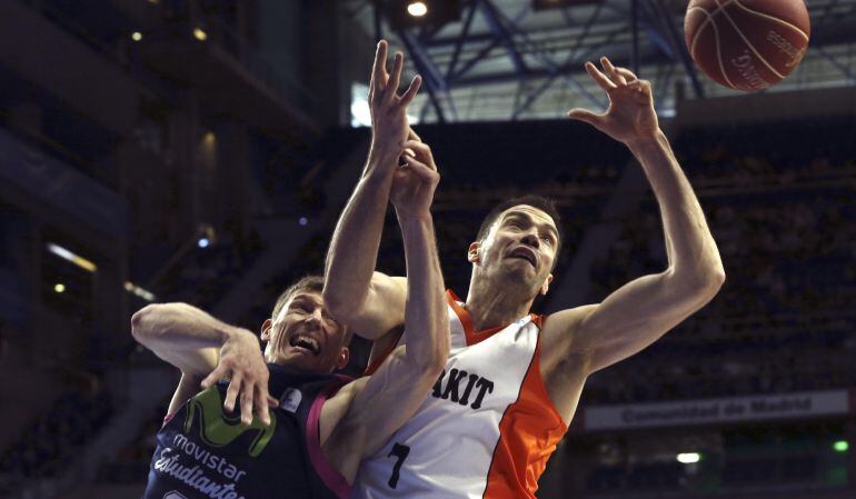 El alero checo del Movistar Estudiantes Pavel Pumprla (i) lucha por el rebote con el ala pivot serbio del Montakit Fuenlabrada Oliver Stevic en partido de la trigésima jornada de la liga ACB.