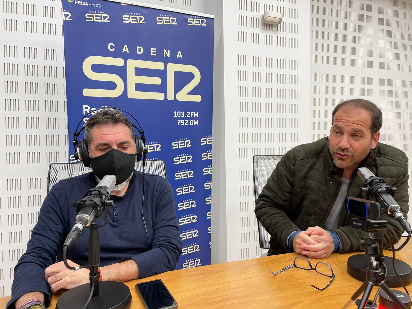 Dioni Buñuel, director de Las Cigarreras -a la izquierda-, y Manolo Esteban, presidente del Consejo de Bandas en el estudio de Cruz de Guía